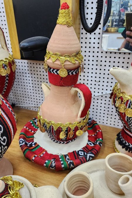 دلّة فخارية تراثية مطرّزة على قاعدة مزخرفة